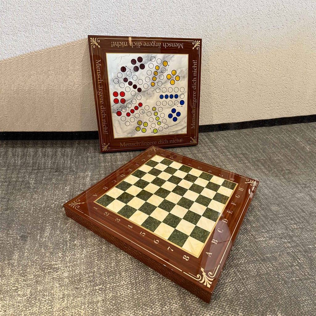 Schachbrett und "Mensch ärgere dich nicht" Spielbretter.