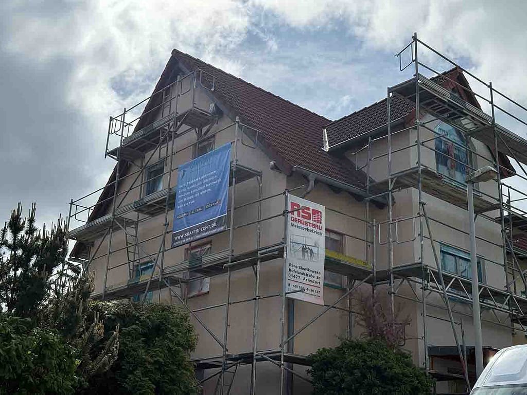 Haus mit Baugerüst für Renovierung.