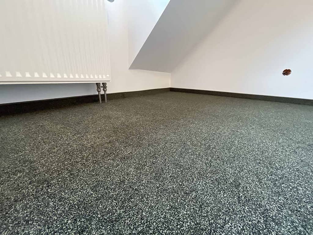 Grauer Teppichboden in modernem Zimmer